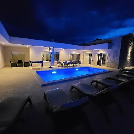 Mare E Monti With Heated Pool Umag